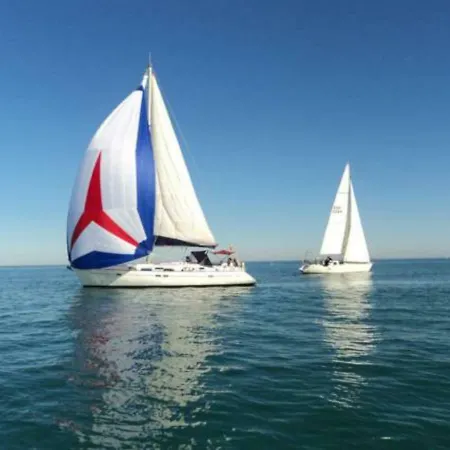 Holidays 2 Apartment